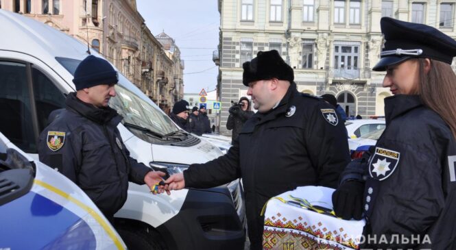 Цього разу без Глибоччини. Вісімнадцять нових автомобілів отримали поліцейські для несення служби на території Буковини