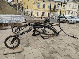 У Чернівцях поліцейські розшукали неповнолітніх, які пошкодили кований велосипед на площі Пресвятої Марії
