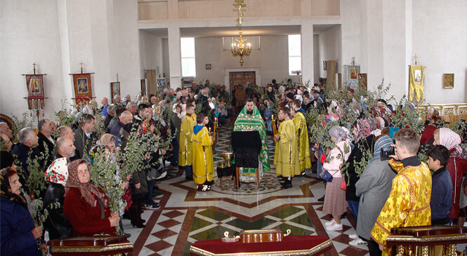 Сьогодні – Вербна неділя: Святкова літургія і освячення верби у храмі св. княгині Ольги у Глибоці (ФОТО)