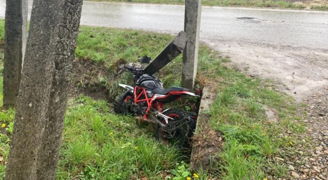 Поліцейські Буковини встановлюють обставини аварії у селі Грушівка що на Глибоччині, в якій загинув мотоцикліст