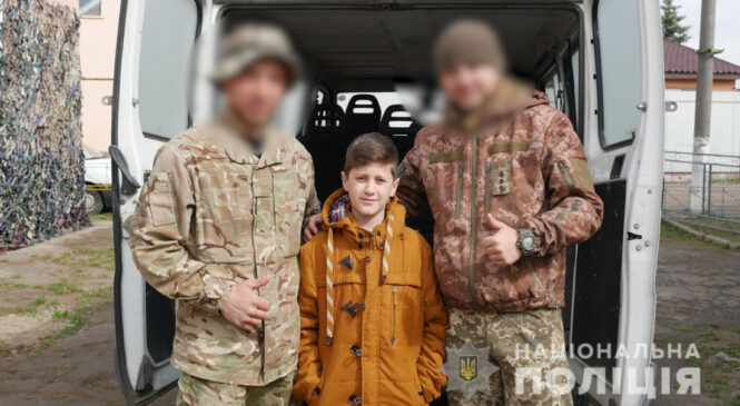 Буковинські поліцейські взяли під свій захист 11-річного переселенця Максима, який заробляє гроші для захисників України