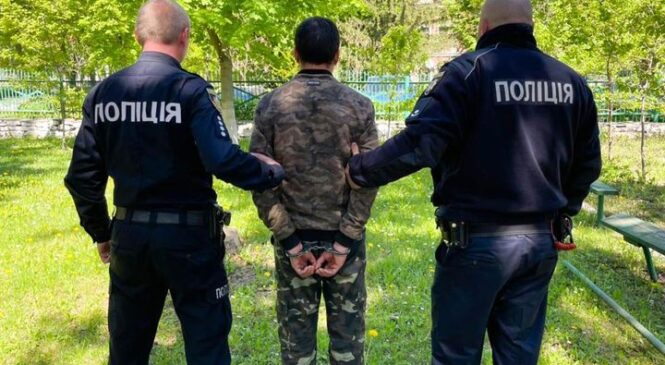 На Буковині слідчі поліції повідомили про підозру чоловіку за незаконне переправлення осіб через державний кордон