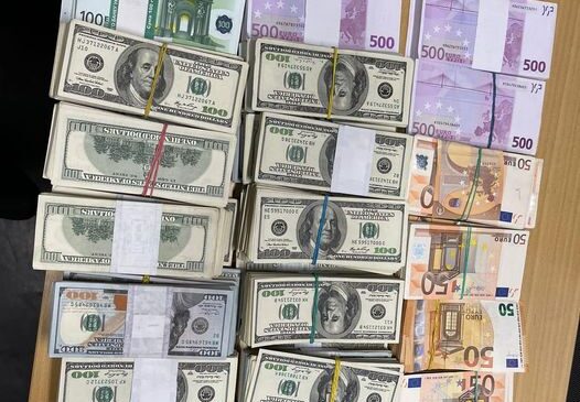 Вдруге за день, працівники Чернівецької митниці в ПП «Порубне-Сірет» виявили валютні цінності