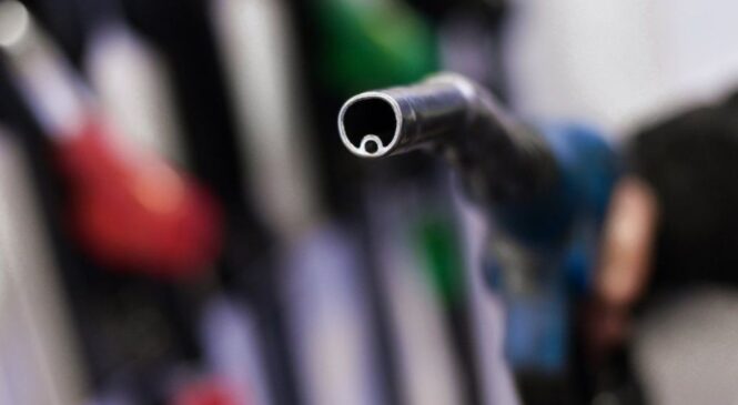 У Чернівецькій області вартість бензину марки А-95 зазначена в розмірі 50.66 гривень, дизпалива – 56,49