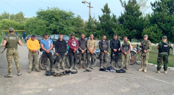 Групу чоловіків призовного віку, що рухалась польовою дорогою вздовж державного рубежу виявив прикордонний наряд відділу «Красноїльськ»