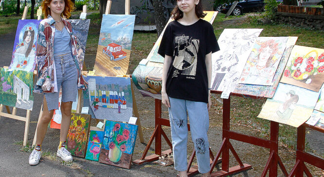 У Глибоці учні художньої школи шляхом продажу картин збирають кошти на ЗСУ