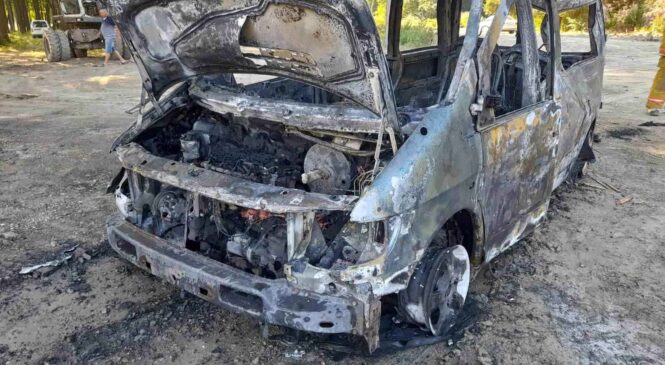 У селі Валя Кузьміна вщент згорів автомобіль Mercedes-Benz Vito