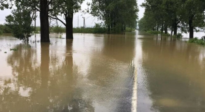 У Кривому Розі оголошено часткову евакуацію через ракетний удар рашистів по греблі. Рівень річки Інгулець наближається до історичного максимуму