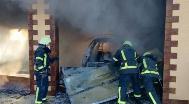 У селі Карапчів в гаражі згорів автомобіль