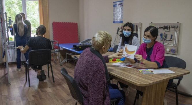 «Спочатку плакала, а через місяць – своїми ногами вийшла з лікарні»: як у Чернівцях проводять реабілітацію хворим після інсульту