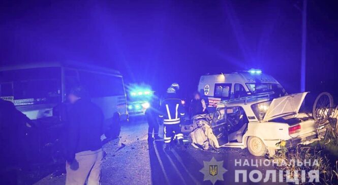 У селі Кам’янка 47-річний кермувальник автомобіля «ВАЗ 2107» отримав тілесні ушкодження внаслідок зіткнення із маршруткою