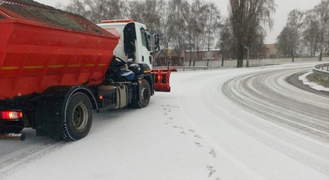 На Буковині катастрофічно не вистачає солі та піску для підсипання шляхів взимку від ожеледі. Техніка готова лише на 70%