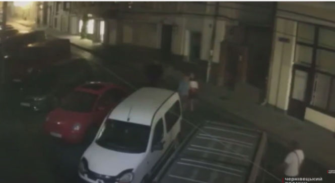 У Чернівцях на вулиці Заньковецької обвалився фасад будівлі