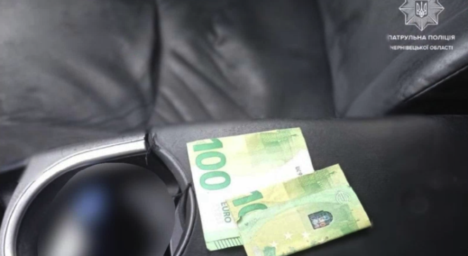 У Чернівцях п’яний пенсіонер пропонував патрульним хабар