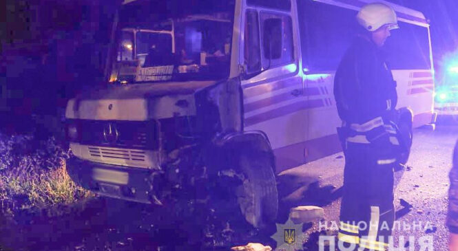 На Буковині маршрутний автобус портапив в ДТП. У нього врізався п’яний чоловік на ВАЗі