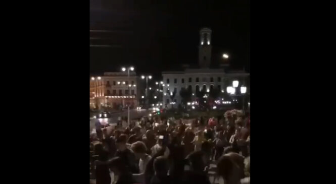 У мережі обурилися гучними танцями на Центральній площі Чернівців