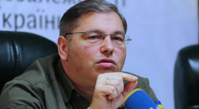 Запаранюк каже, що зарплата у нього така ж, як в Осачука, але відповідальність зовсім інша