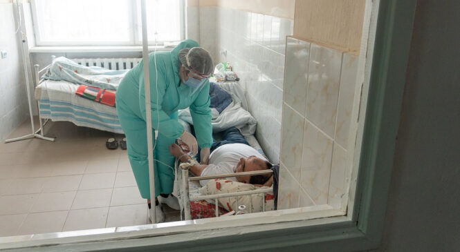У Чернівцях заповненість ліжок у COVID-відділеннях складає до 80%, троє людей — у важкому стані