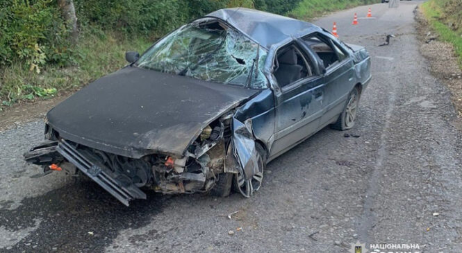 Виїхав за межі дороги та перекинувся: у Чернівцях сталася аварія з постраждалим