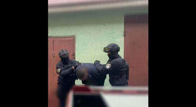 На Буковині затримали шантажиста, який вимагав 6000 доларів США у колишньої коханої за нерозголошення відомостей приватного життя