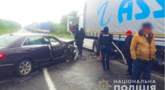 В Опришенах водій легковика врізався в припарковану вантажівку, постраждала людина