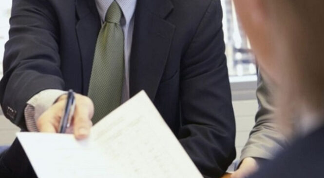 Буковинець викрав банківську картку у друга і розраховувався нею за покупки