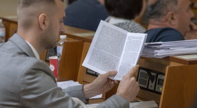 Звання Почесного громадянина Буковини для оборонця Азовсталі та приміщення для інтернату з Луганщини: які рішення приймали на сесії обласної ради. Фото