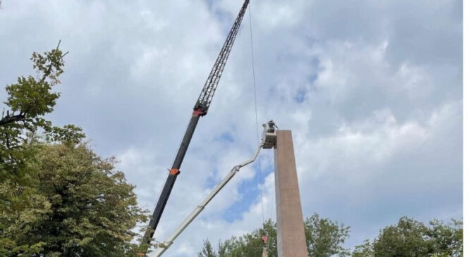 У Чернівцях на Соборній площі демонтують рештки монументу радянської Перемоги