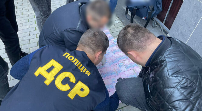 На Буковині поліцейські повідомили про підозру помічнику приватного виконавця в отриманні хабара