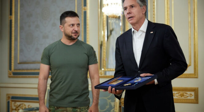Володимир Зеленський нагородив Держсекретаря США Ентоні Блінкена орденом Ярослава Мудрого ІІ ступеня
