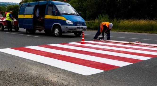 На буковинських автошляхах дорожники наносять розмітку