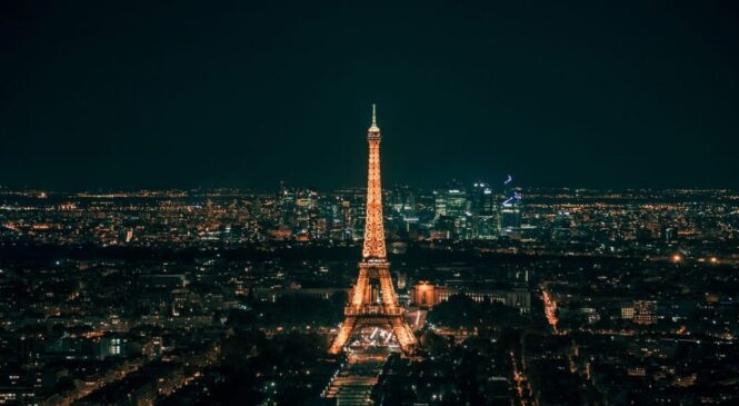 Для економії енергії у Парижі зменшать освітлення Ейфелевої вежі