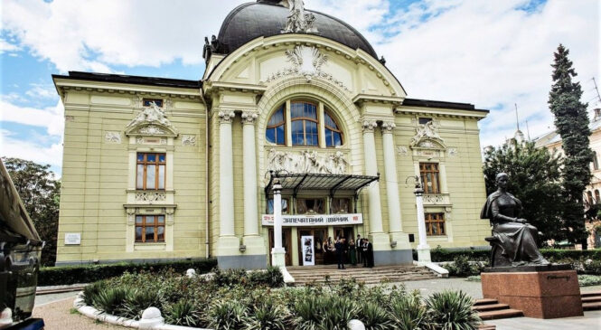 На Буковині стартував 92-ий театральний сезон. Частина коштів від продажу квитків на вистави буде спрямована на потреби ЗСУ