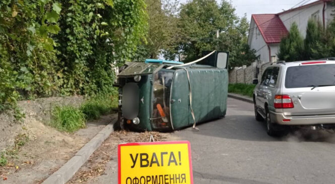 На вулиці Тисменецькій у Чернівцях перекинувся мікроавтобус. Обійшлося без потерпілих