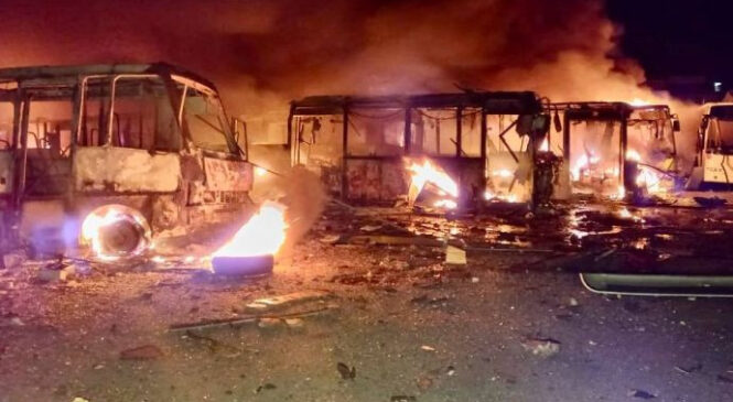 Терористичний удар по Дніпру: є загиблі та поранені, почалася пожежа в автопарку