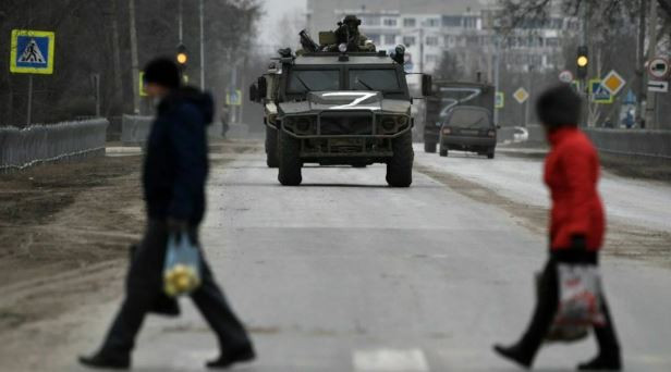 РФ виводить військову техніку з Маріуполя, колони рухаються в бік Бердянська