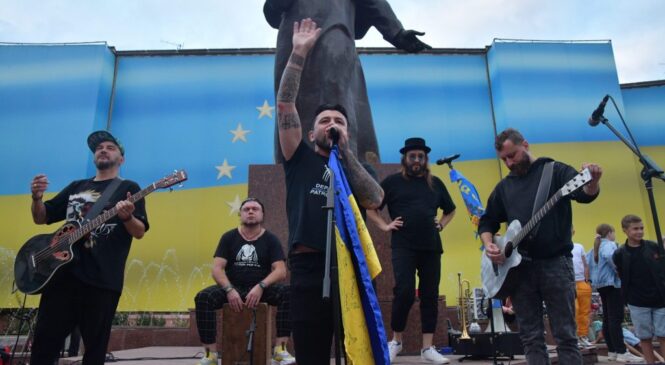 У Чернівцях відбувся благодійний концерт рок-гурту «Kozak System». Фото