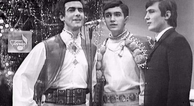 Початок нової традиції: на Театральній площі Чернівців щодня звучатиме «Червона рута»