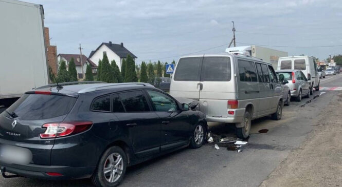 На вулиці Лук'яновича у Чернівцях одразу п'ять авто потрапили в аварію