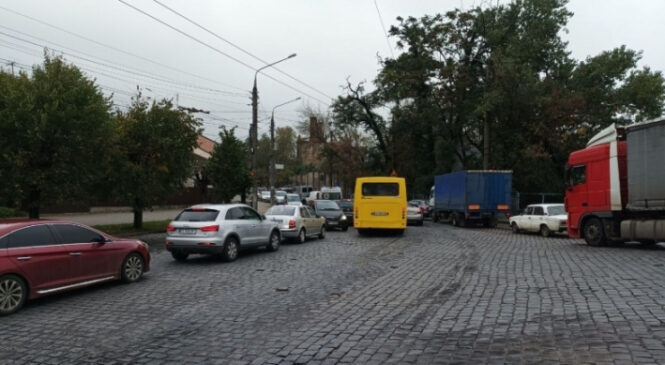 У Чернівцях ремонтують декілька завантажених вулиць: утворюються кілометрові звтори
