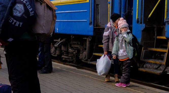 Українці можуть отримати додаткові дві тисячі злотих у Польщі: як оформити