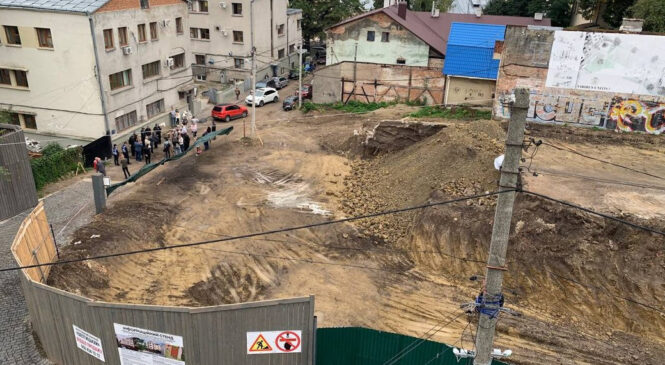 Скандальне будівництво на вулиці Шептицького у Чернівцях: роботи призупинили, але замовник хоче отримати дозвіл від Мінкульту