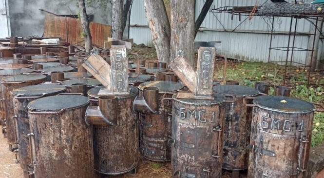 У Новодністровській громаді роблять "буржуйки" для захисників. Волонтерам-виробникам потрібна допомога