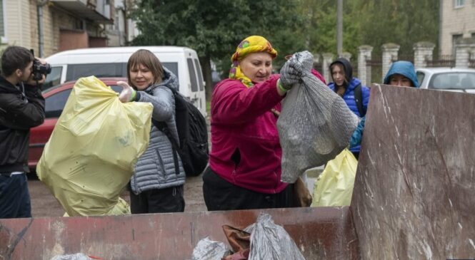 Очистили сквери та колишню лікарню: як у Чернівцях провели Всесвітній день прибирання. ФОТО