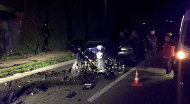 Минулої ночі біля ТЦ "Майдан" у Чернівцях п'яний водій легковика в'їхав у стовп