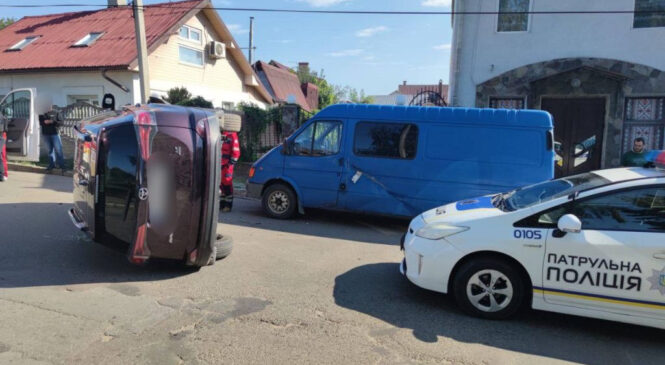 Водію за кермом стало погано: у Чернівцях перекинулась автівка