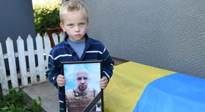 Йому було тільки 33: на Хотинщині зустріли полеглого Героя Дениса Юлика