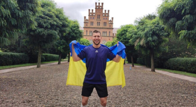 Прикарпатець пробіг 250 км, щоб зібрати гроші на автобус для ЗСУ