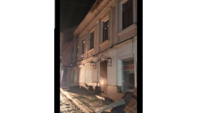 На Заньковецької обвалилася частина карнизу та дах будинку