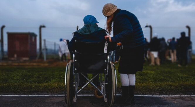 Кабмін зняв обмеження на кількість виїздів за кордон для людей з інвалідністю